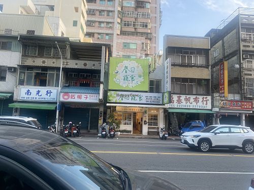 The white and green storefront   at Spring Vegetarian Restaurant - 春日蔬食坊 in Chiayi