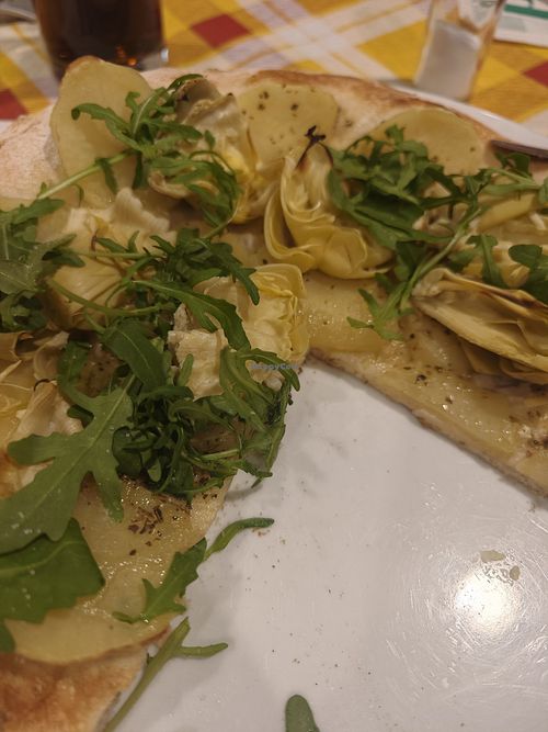 Pizza Vegana con Patate... super lecker...der Teig und der Geschmack war perfekt... at Bistro Aurora in Plettenberg