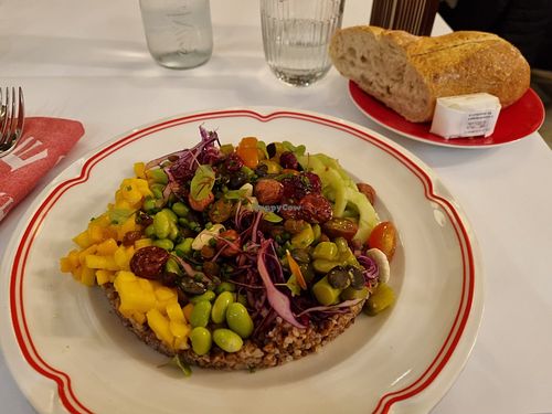Vege bowl at Café De L'Ouest in Saint-malo
