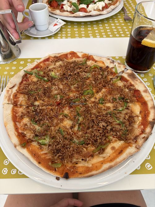 Vegane Pizza mit Paprika und Röstzwiebeln  at Pizzarte in Aveiro
