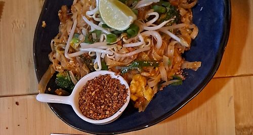 Pad thai et curry rouge végétariens at La Table du Siam in Lille