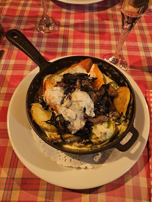 Le poêlon végan croquignols (beignet) à loignon ,fromage vegan pommes de terre, legumes, champignons at Restaurant Au Relais in Riquewihr