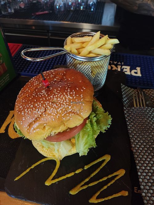 Hamburger Vegan at Vila North 77 in Porto Moniz