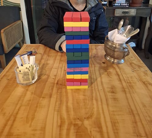 Uno de los juegos que tienen disponibles, atrás hay otras cajas también at Bulevardo  in Montevideo