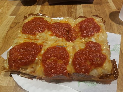 Vegan cheese & tomatoe pizza at Kwadratowy Pies in Warsaw
