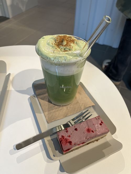 Pumpkin spice flavored matcha and Epique Raw slice  at Neosociety  in Munich