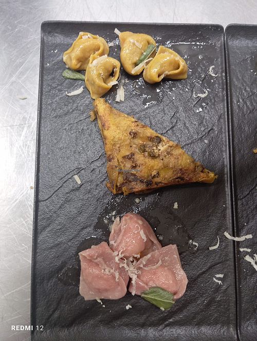 Tris di primi vegani, dall'alto:
- tortelloni anacardi e funghi
- lasagne vegane 
- tortelloni porri e patate at Trattoria MODErNA in Montale