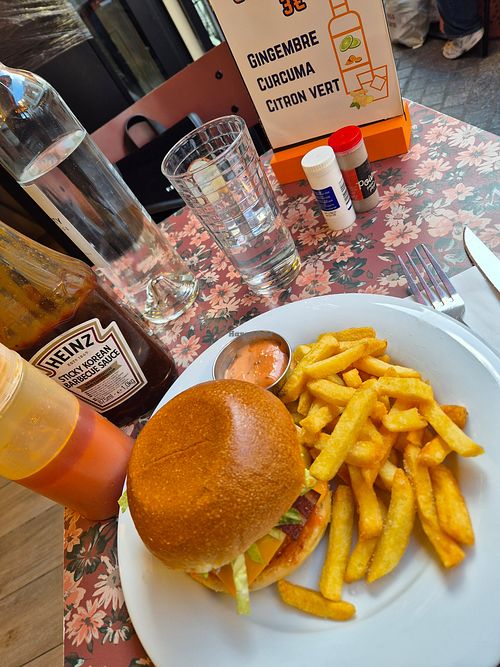 Cheeseburger 100% végétal avec du bacon La Vie at Mercifab in Saint-ouen-sur-seine