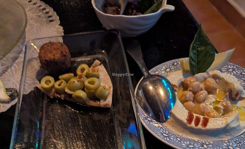 The delicious pita wedges with olive tapenade left, hummus right. at Orient Bay in Zihuatanejo