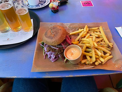 Pulled jackfruit and vegan coleslaw burger. Also a vegan chili-lime aioli dip for the friess  at Grisen & Draken in Broesarp