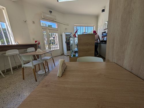 Inside at Maku Arepas - Café in Comodoro Rivadavia
