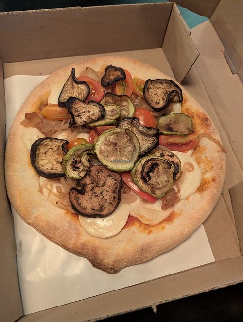 Vegan pizza with vegan cheese at Jyglo in Trelew