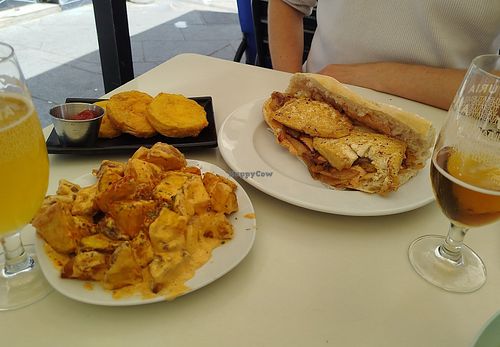 Bocadillo vegano, y bravas y queso frito (vegetariano) at Bogar in Valencia
