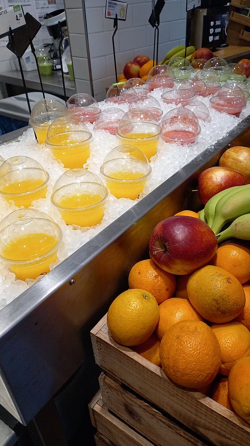 fresh juices and smoothies (better check for the vegan label) at backWERK - Kassel - Bhf Kassel-Wilhelmshöhe in Kassel