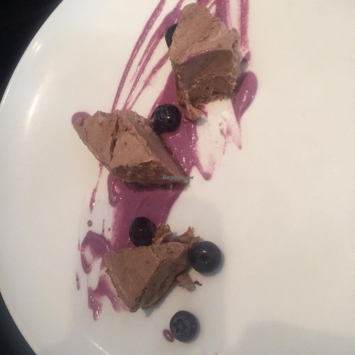 in house made ice cream with blueberries at 42 Degrés in Paris