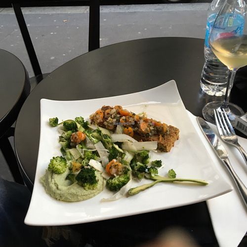 almond tart with broccoli pure and asparagus at 42 Degrés in Paris