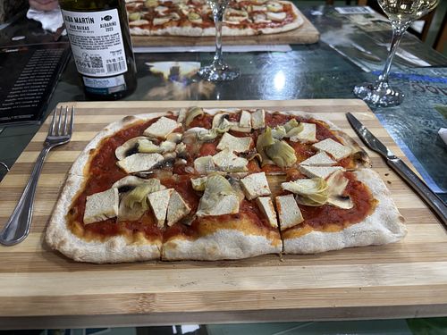 Delicious fresh pizza with artichoke, tofu and mushroom  at Restaurante Matías Locanda in Sarria