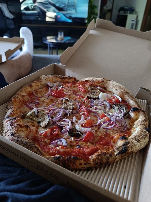 Vegane Pizza mit Aubergine, Zwiebel und Kirschtomaten at Bohemia in Bensheim