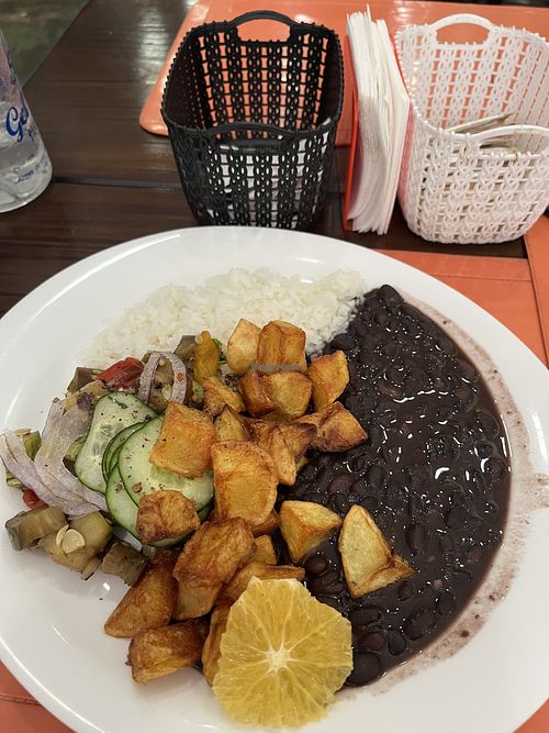 Comida de buffet, arroz, feijão, vegetais e batatas   at Lapa Artesanal  in Rio De Janeiro