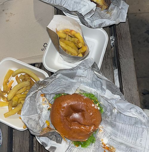 Vegan Paqa 2.0 (Pan brioche vegano con hamburguesa vegana HEURA, lechuga batavia, tomate, queso cheddar vegano, salsa chili mayo vegana, y salsa veganesa)   at La PaQa Food in Malaga