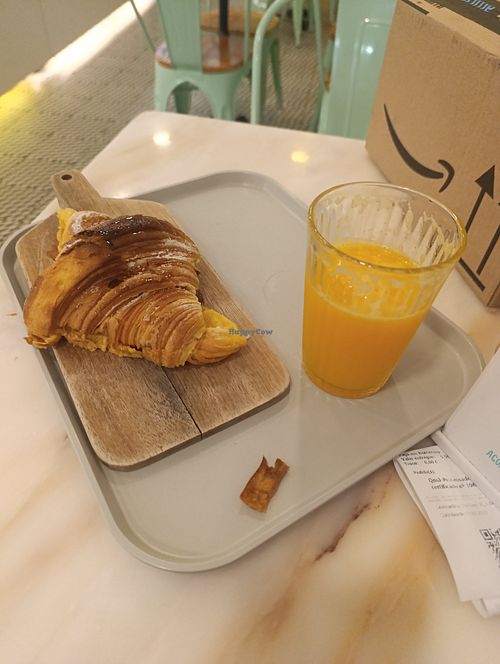Croissant with strawberry jam and fresh orange Juice ☺️ at O Melhor Croissant da Minha Rua in Queluz