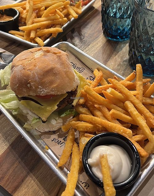 Hamburguesa muy rica con carne tipo beyond  at The Vicbros Burger in San Vicente Del Raspeig