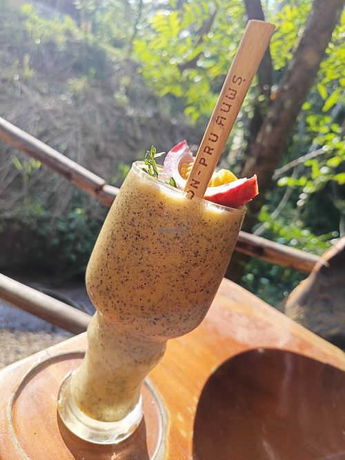 Passion fruit smoothie at Tarzan Coffee Hut in Surat Thani