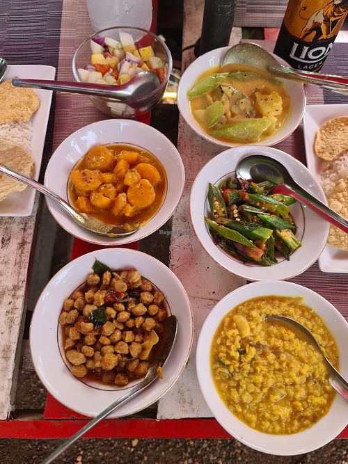 Erg lekkere Mix Vegetable Curry met onder meer okra, zoete aardappel, linzen, sojastukjes. at New Tharukushi Family Restaurant in Sigiriya