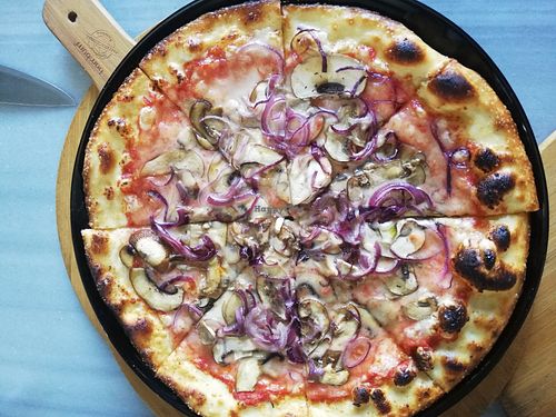 Vegan mushroom pizza with added red onions at Pizza Trio in Mugla