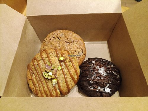 Las 3 cookies que hay vegan at Kuki Cookie Bakery in Bilbao