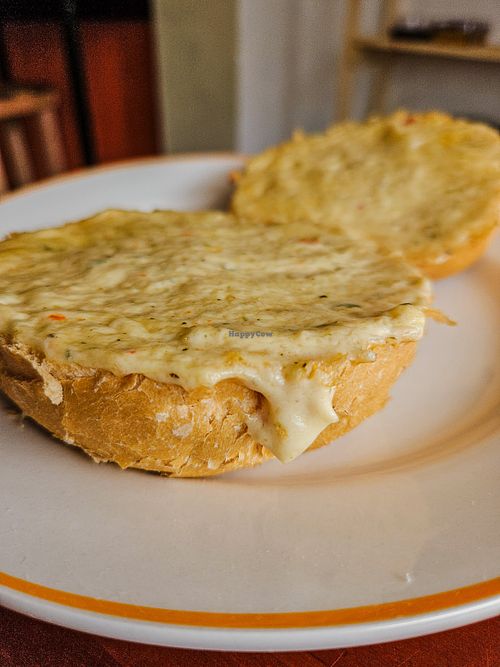 Pão artesanal com pate de alho assado no forno at Café Veg Mãe e Filha in Sao Paulo
