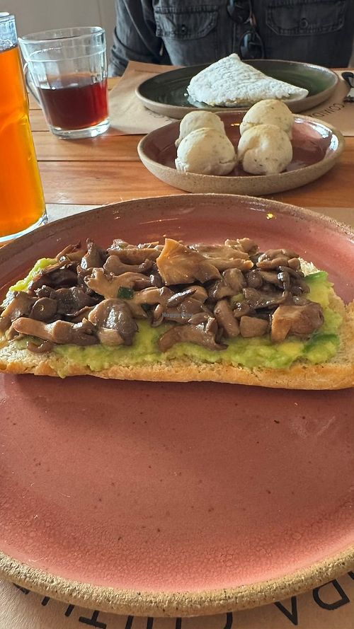 Toast de cogumelos e abacate at Casa Erva Doce in Santa Rita Do Sapucai