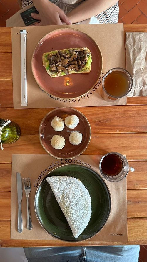 Tapioca de berinjela, húmus e rúcula + pão sem queijo + toast de cogumelos + café coado + mate com limão at Casa Erva Doce in Santa Rita Do Sapucai