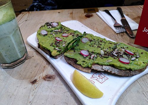 Avocado Toast + Matcha Latte (all vegan) at Le Pain Quotidien - Lepic in Paris