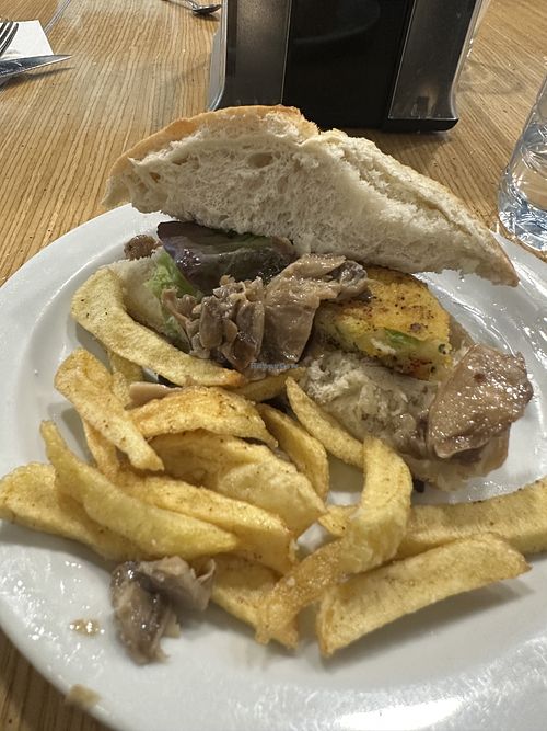 Hamburguesa vegana con medallón de papa, guisantes y setass  at Bidegoxo in Usabal