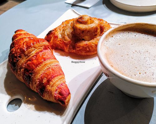 Croissant, cinnamon roll and flat white (all vegan) at Le Pain Quotidien - Marais in Paris