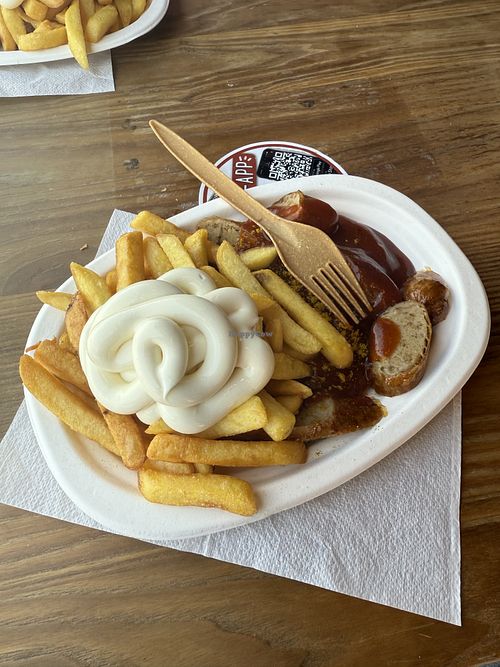 Vegane Currywurst mit Pommes und Veganer Mayo  at Extrawurst - OBI in Wuppertal