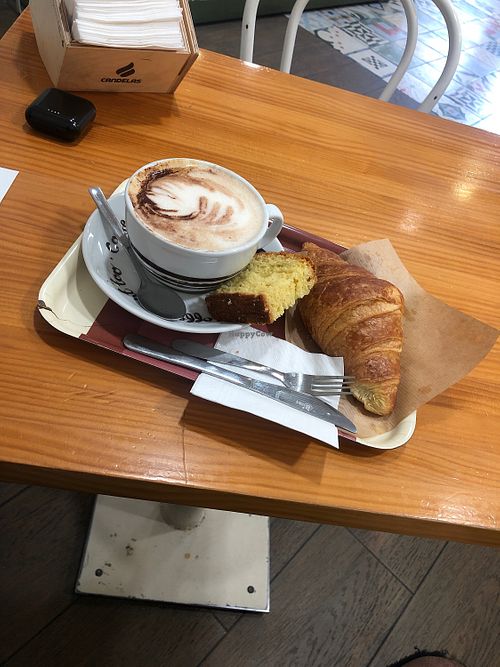 Capuccino con bebida de avena y croissant vegano  at Pastelería Melibés in Valencia