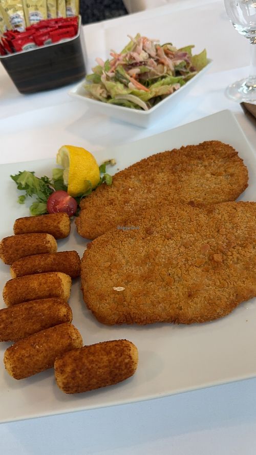 Veganes Schnitzel Wiener Art mit Kroketten und Beilagensalat mit vegam Himbeerdressing  at Gaststätte zum Waldschlösschen in Kevelaer