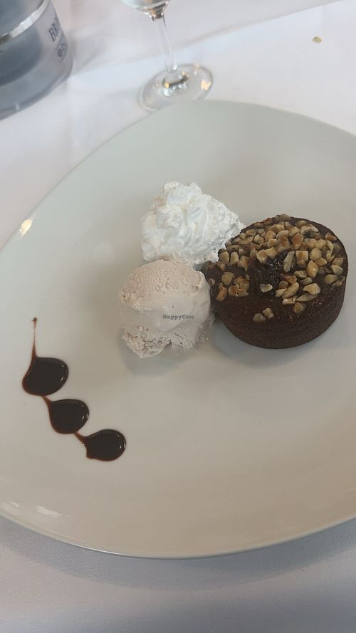 Warmes Schokoküchlein mit Eis auf Haferbasis und veganer Sahne   at Gaststätte zum Waldschlösschen in Kevelaer