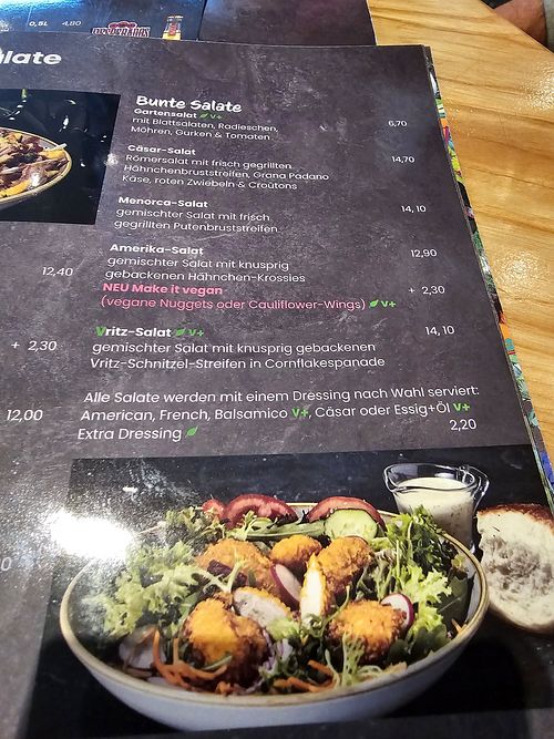 Salate mit veganen Nuggets oder Schnitzel at Schweinske Restaurant in Hamburg