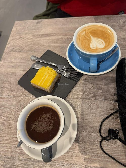 Americano, oat latte and vegan lemon cheesecake at Cortado in Delft