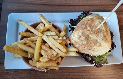 Trüffel Pilz Burger mit Pommes at Restaurant Cafe Ringelnatz in Schleswig