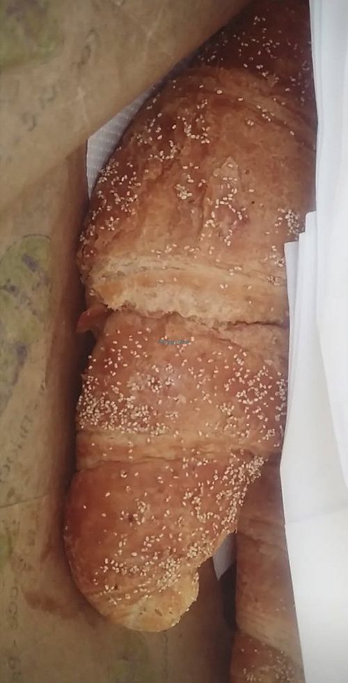 Croissant albicocca e semi di amaranto. Molto buono e i semi (solo sopra) non danno fastidio. €1,30 at Hermes Bar Ospedale Cisanello in Pisa