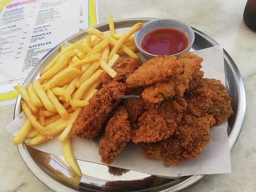 Vegan beer plate with crispy mushrooms, pickles and fries at Qubik Mutfak in Mugla