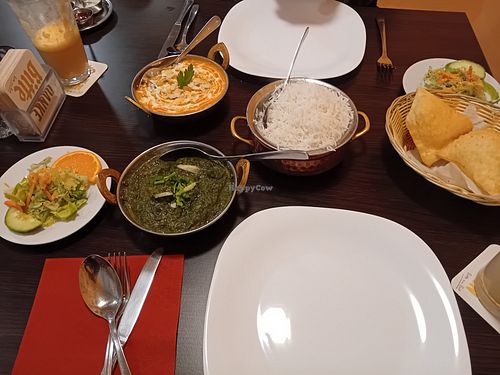 Spinatcurry (vegan) und vegetarisches Korma, das Brot dazu und war sehr lecker at Krishna Indisches Restaurant in Bernburg