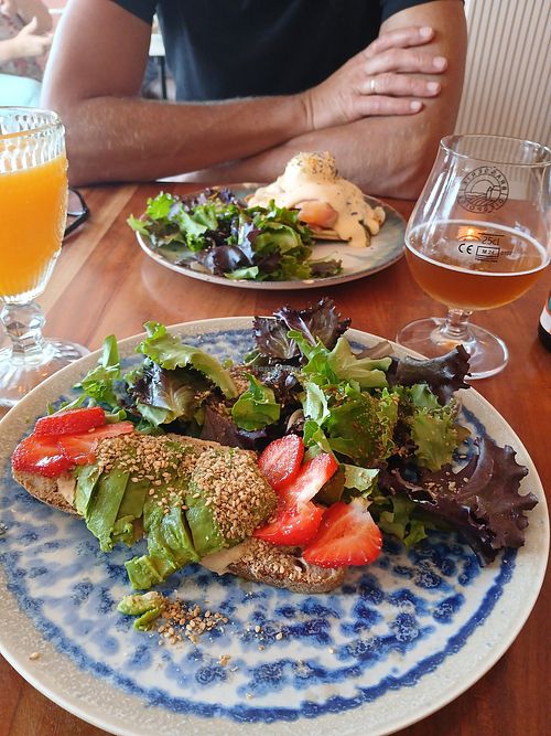 Toast with hummus and avocado at One Coffee Café-Brunch in Mers-les-bains