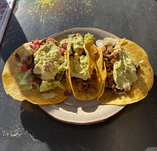 Tacos veganos con tortilla de maíz  at WenaPoh - Carrer de Yecla in Valencia