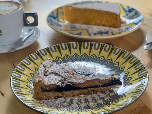 The Italian fruit crostata & the carrot cake are delicious 😋  #Veganuary at nabu in Siracusa