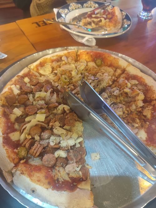 Pizza de atum e calabresa. Excepcionais!! at 7 Express Pizza Bar in Mata De Sao Joao